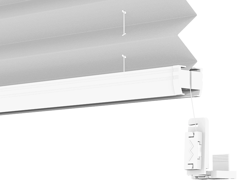 Plisé roleta uchytená bez vŕtania pomocou klipového držiaka na ráme okna.