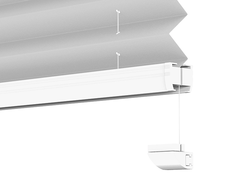 Plisé roleta upevnená na horný rám okna pomocou pevného montážneho držiaka na rám.