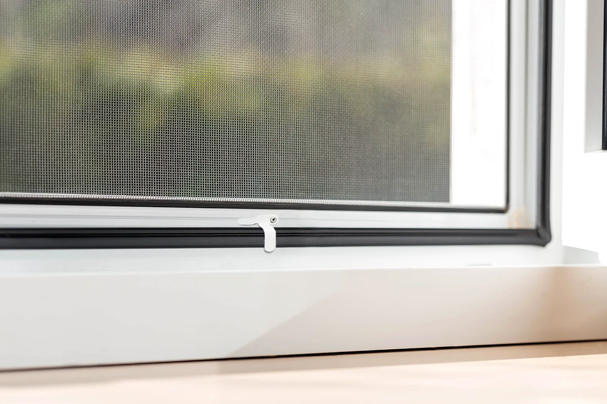 Okenná sieť proti hmyzu osadená v ráme s detailom spodného úchytu.